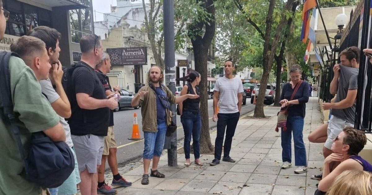 Explora la vibrante alma del arte callejero de Palermo Soho