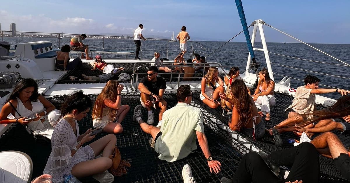 Paseo en barco de lujo al atardecer en catamarán + baño + tapas
