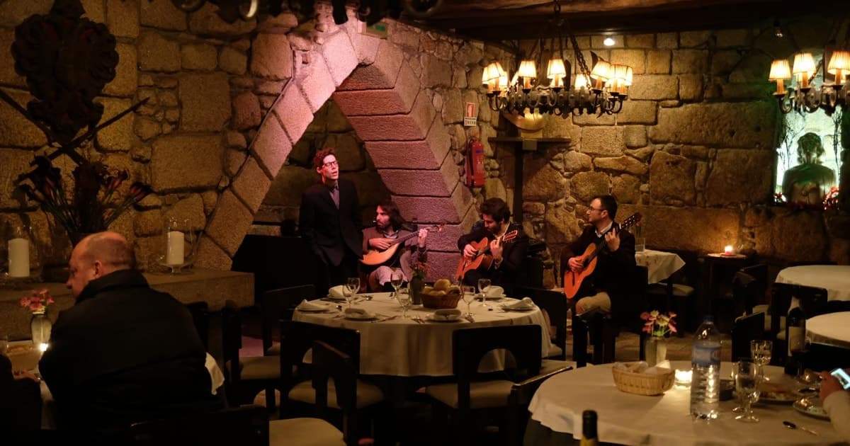 Porto Moonlight Walk & Fado Dinner