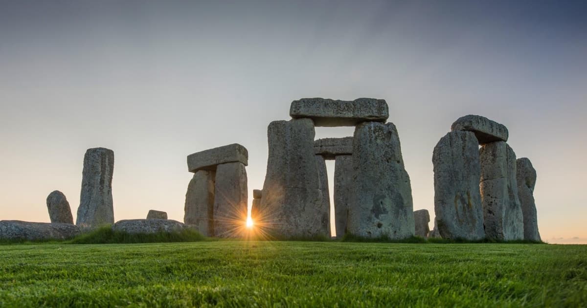 Stonehenge and Cotswolds Tour from London