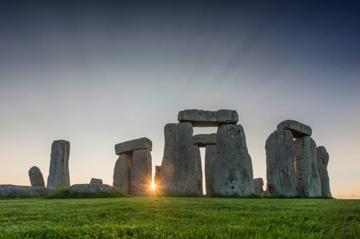 Stonehenge and Cotswolds Tour from London