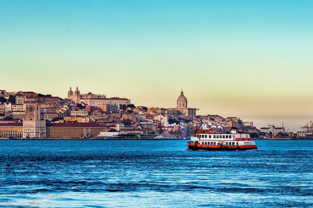 Lisbon: Old Town Walking Tour with River Cruise Tickets