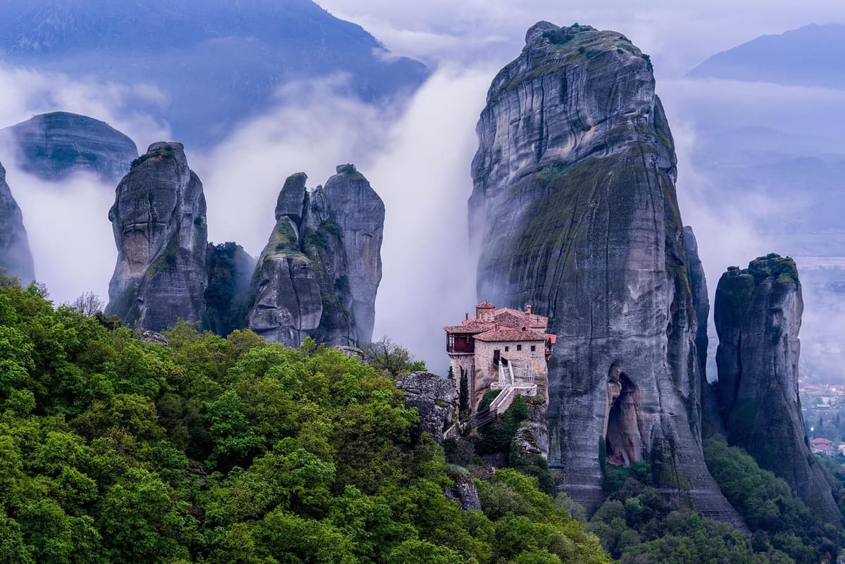 Desde Atenas: excursión de 1 día a Meteora con cuevas, paradas junto al mar y almuerzo
