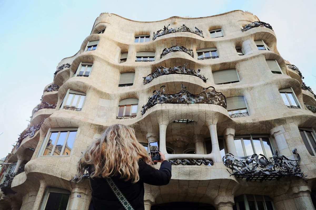 Barcelona: La Pedrera Private Tour with Casa Batlló Ticket