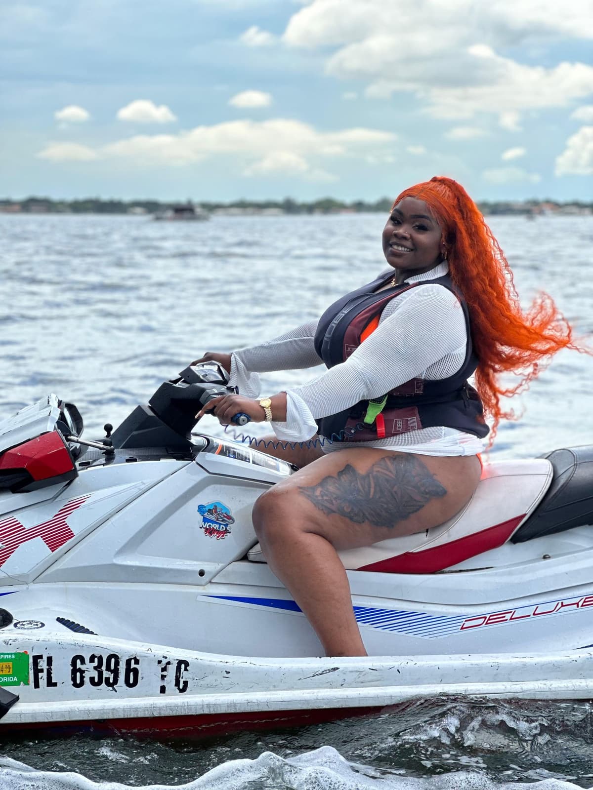 Miami Beach: Experiencia de alquiler de motos acuáticas con barco y bebidas