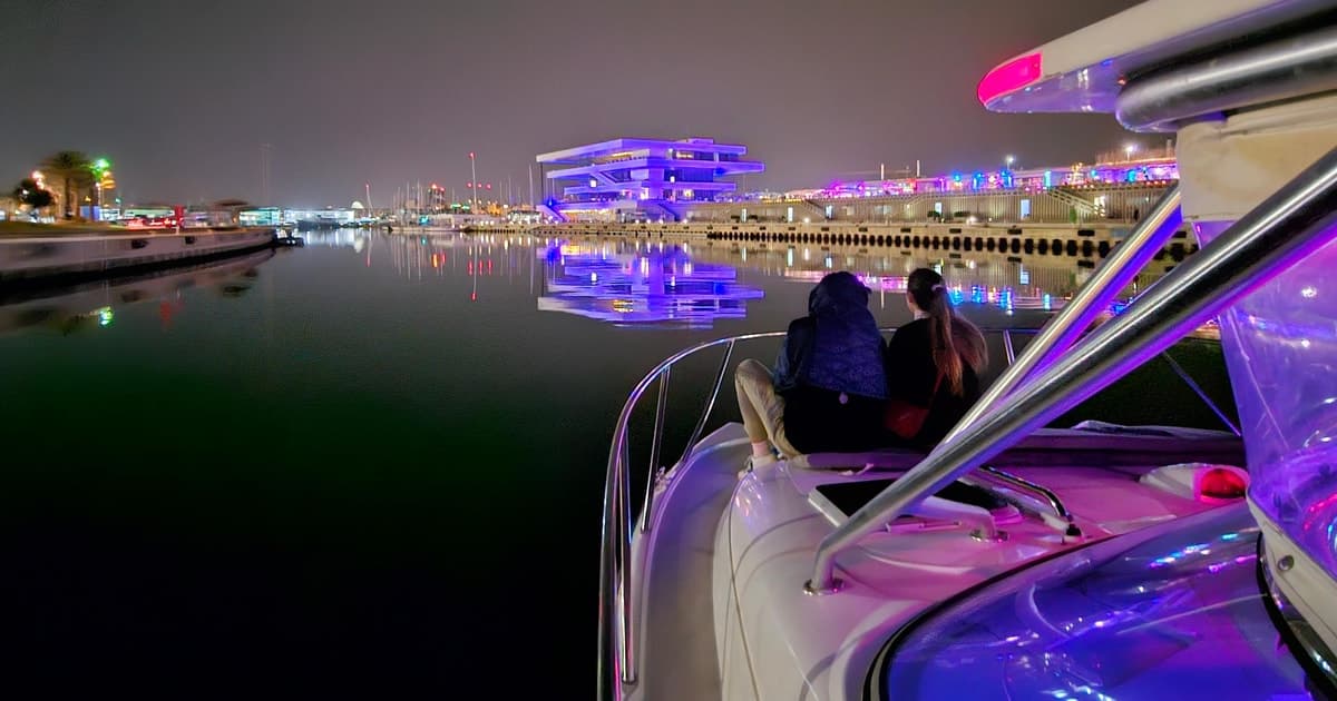 Valencia: Crucero nocturno con bebida gratis