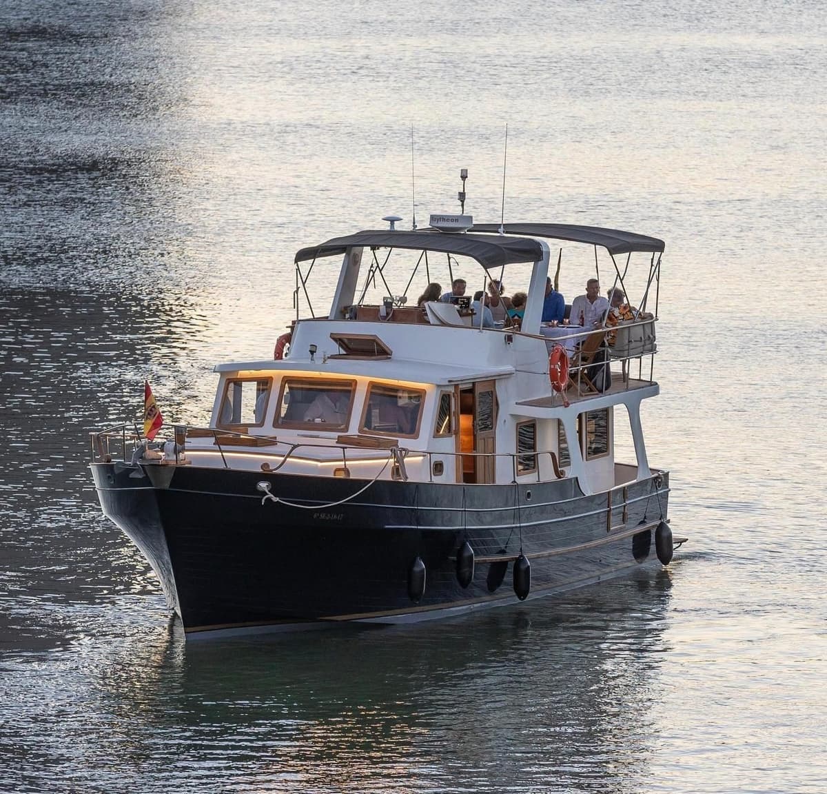 Sevilla: crucero en yate con flamenco en directo, tapas y bebidas