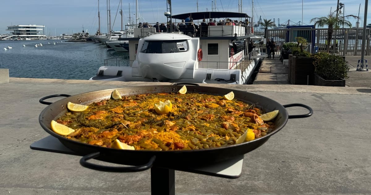 Valencia: Crucero en catamarán, comida con paella y parada para nadar