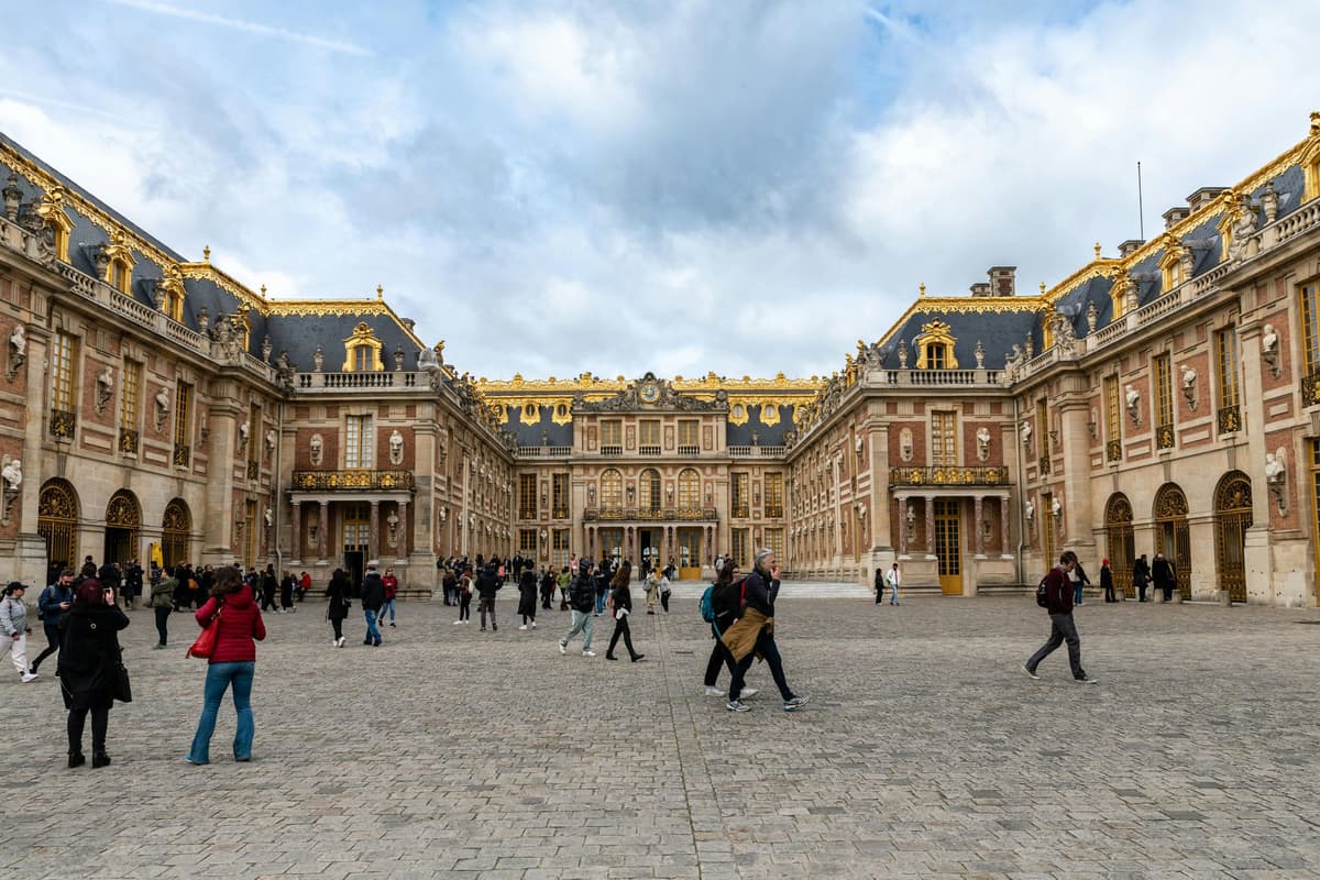 Versailles: Skip-the-Line Palace & Gardens Small Group Tour
