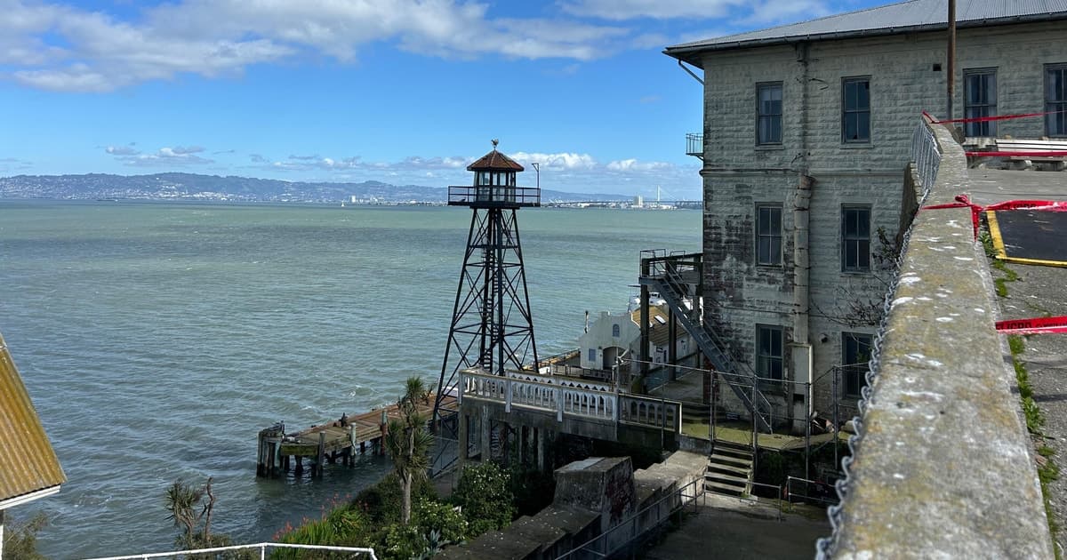 Paseo en barco por el interior de Alcatraz: con audio y opción nocturna