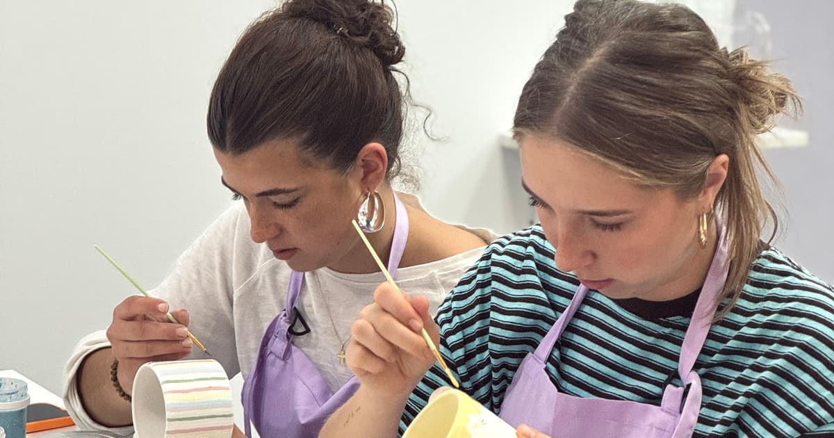 Valencia: Taller de Pintar Cerámica con Bebida y Pieza Incluida