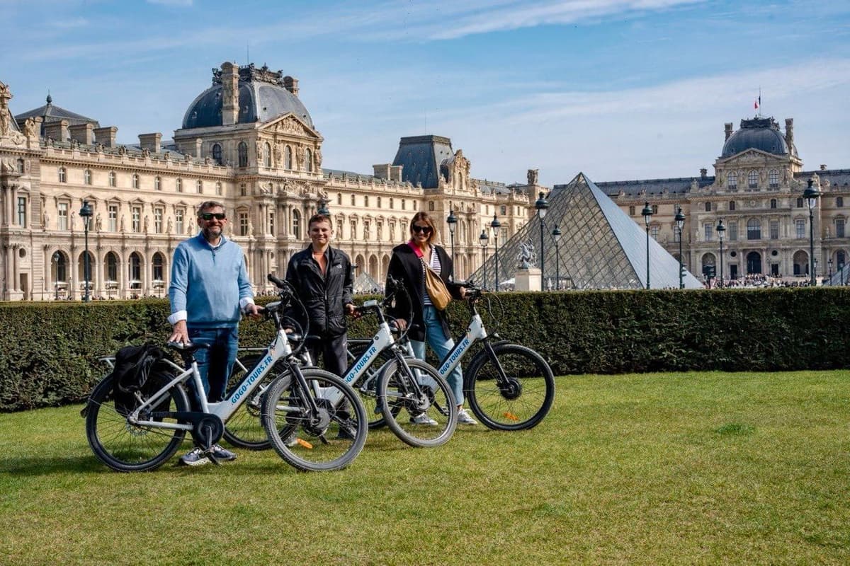 Paris: Afternoon E-Bike Guided Small Group Tour