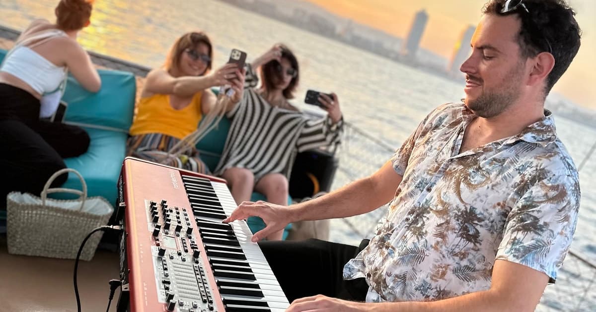 Barcelona: paseo en barco a vela al atardecer con música en directo