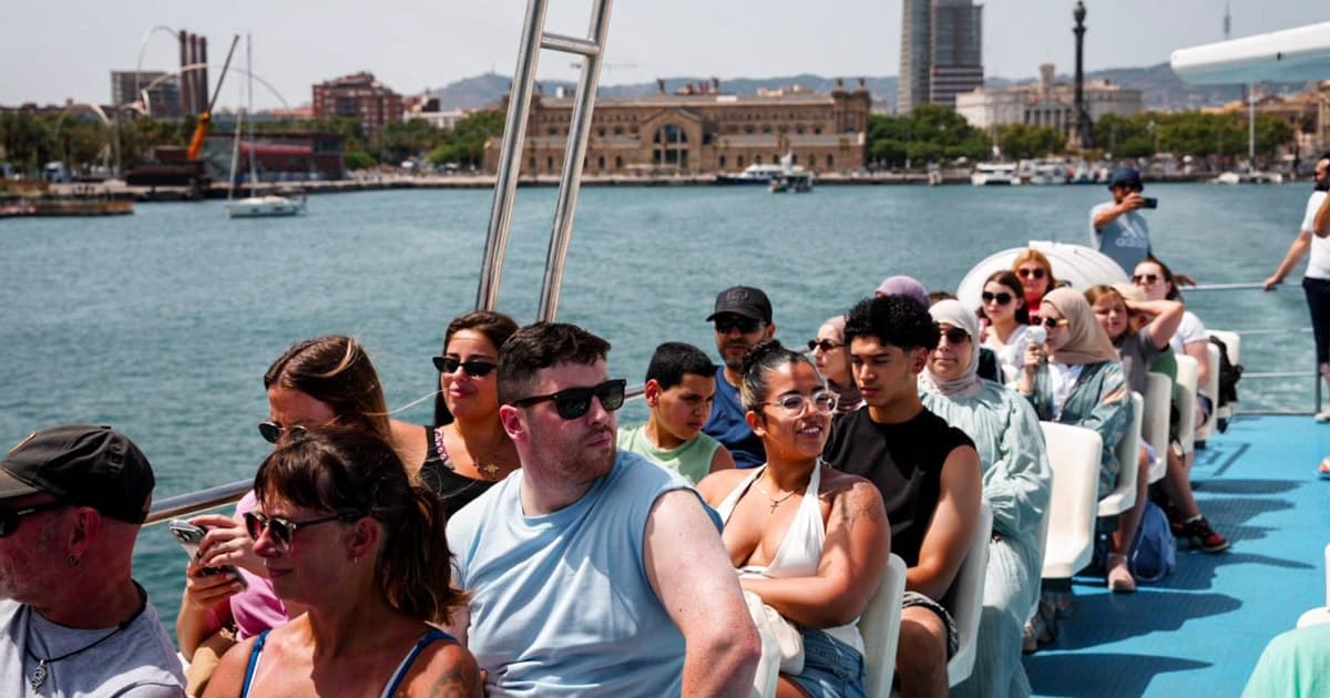 Barcelona Walking Tour With 1 Hour Boat Cruise & Drink
