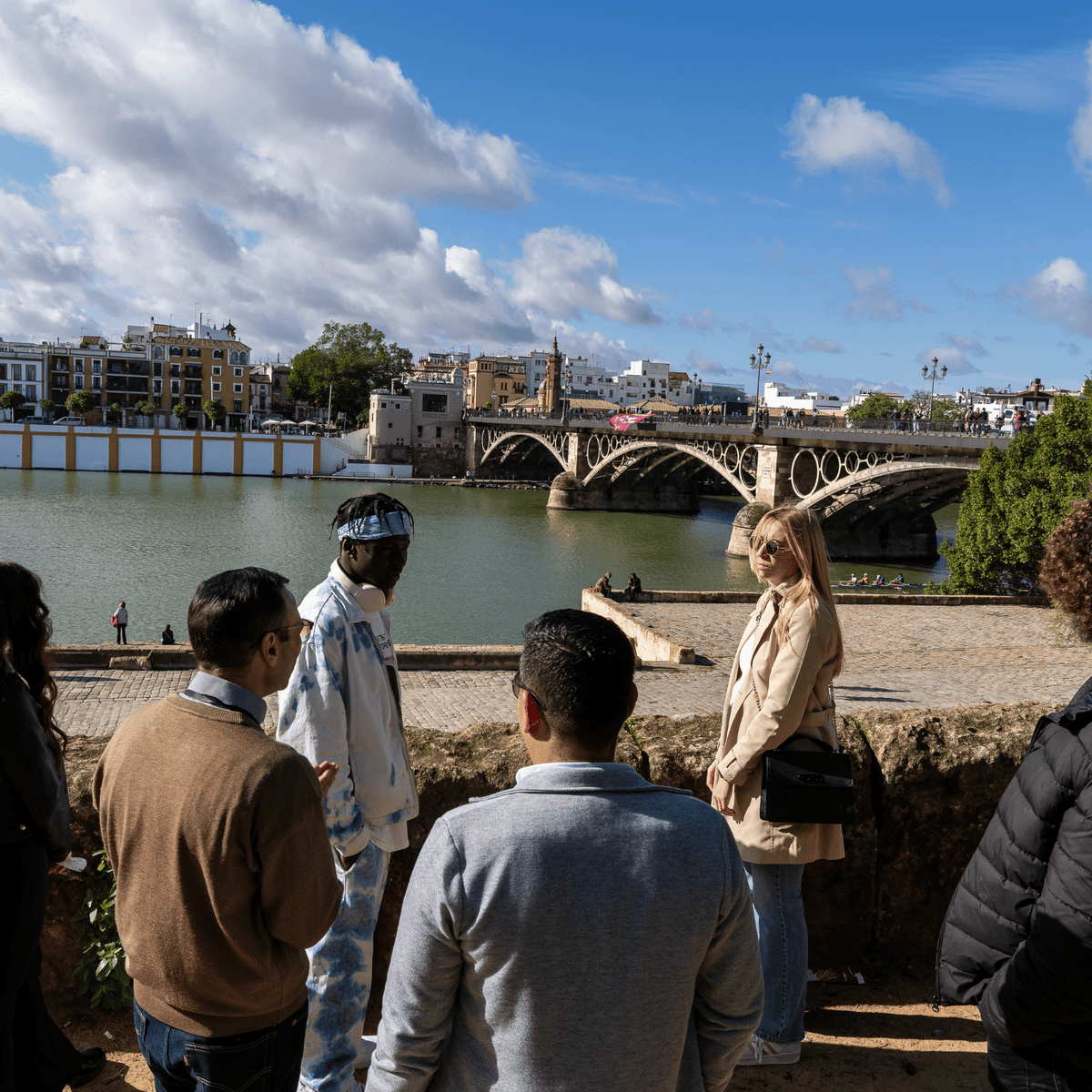 Sevilla: Tiny-Group Triana Iconic Neighborhood Walking Tour
