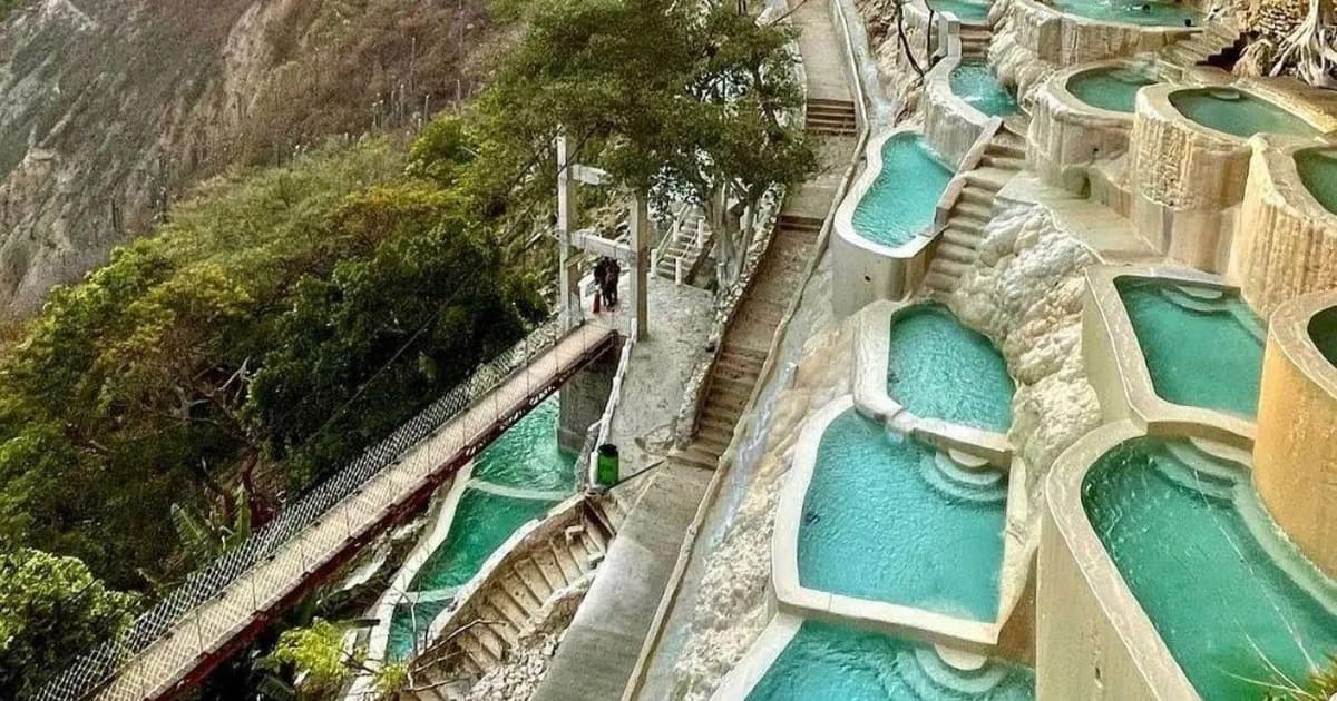 Experiencia en la naturaleza en las aguas termales azules de las Cuevas de Tolantongo.