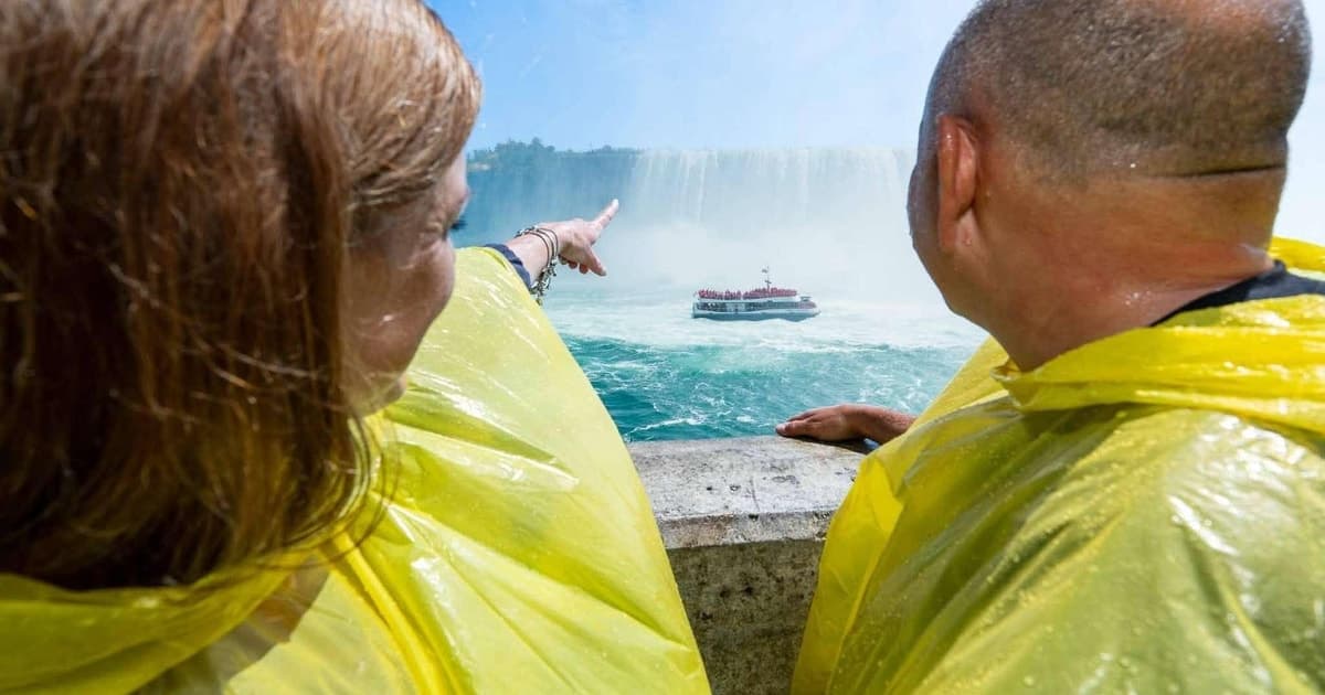 From Toronto: Niagara Falls Day Trip + Boat & Journey Option