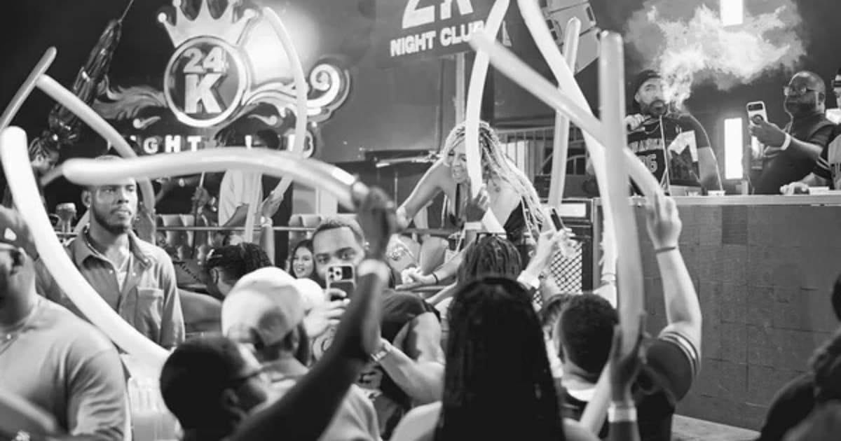 Cancún: 24 K Club Barra libre y mesa incluida