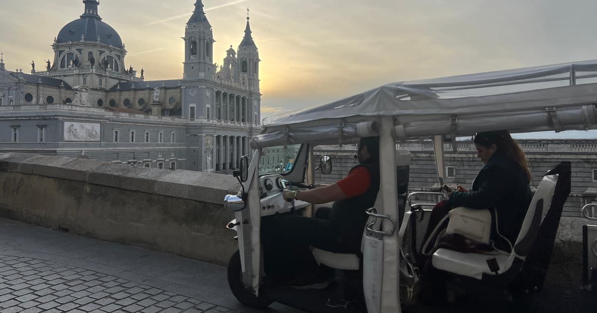 Madrid: Highlights City Sightseeing Tour by Electric Tuk Tuk