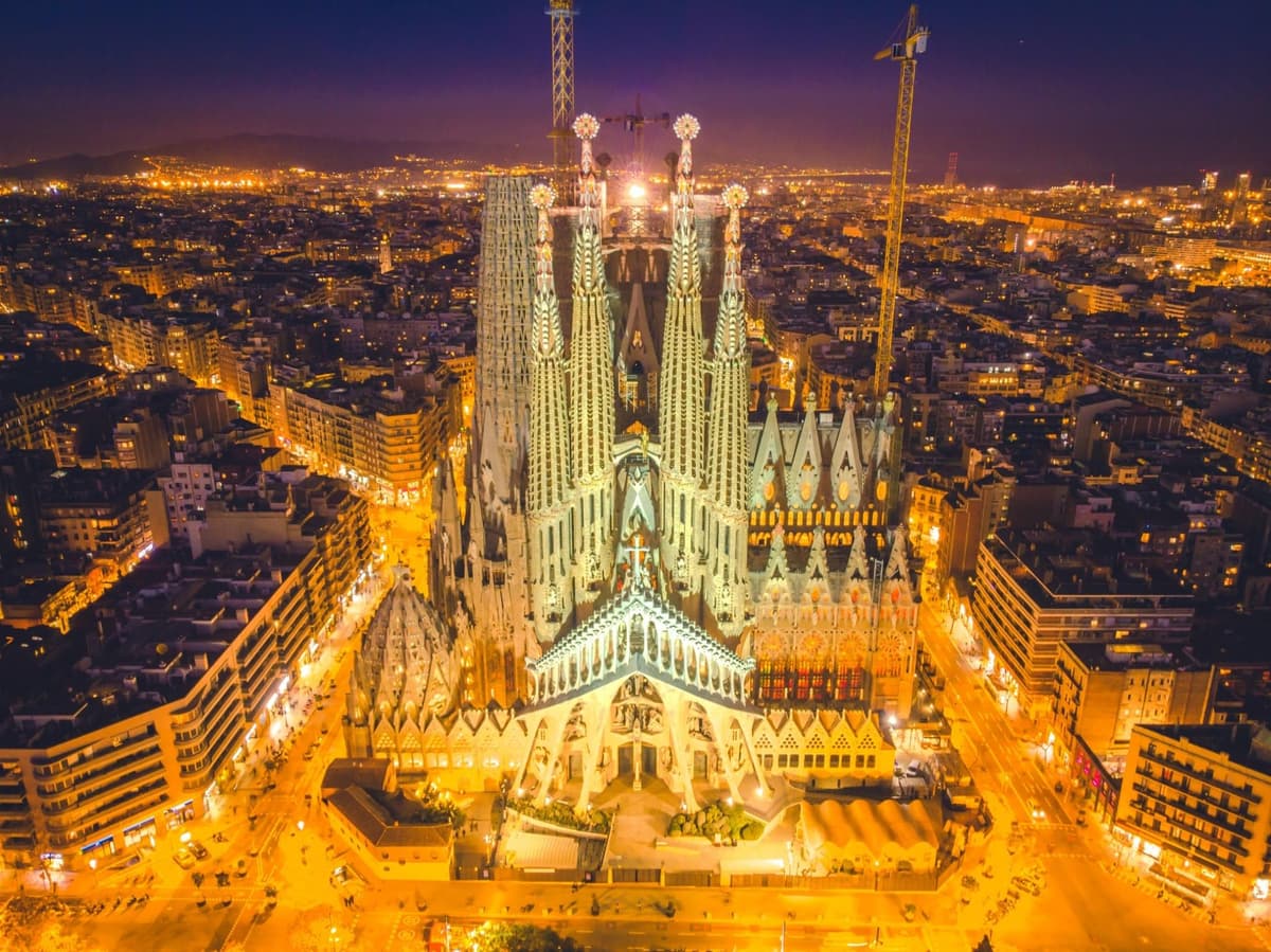 Barcelona: Sagrada Familia Guided Tour with Tower Access