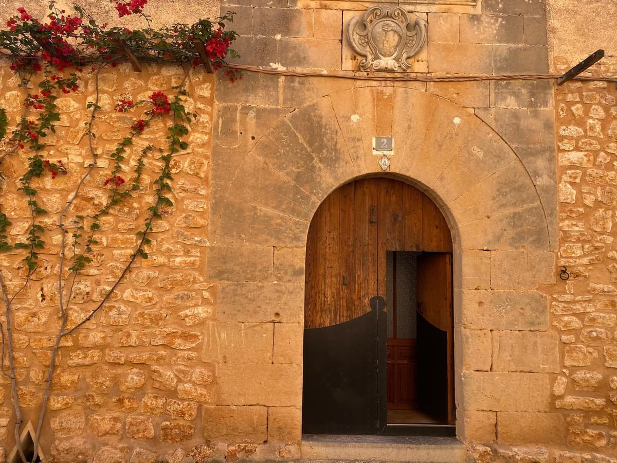 Mallorca: Exposición de artistas locales en una lugar lleno de encanto