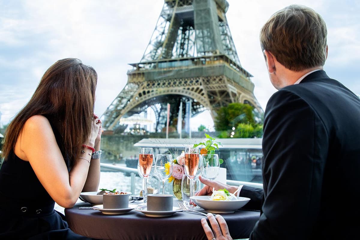 From London: Paris Tour with Sightseeing Bus & Lunch Cruise
