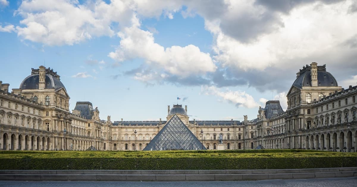 Paris: Louvre Entry, Café Coffee & Seine River Cruise