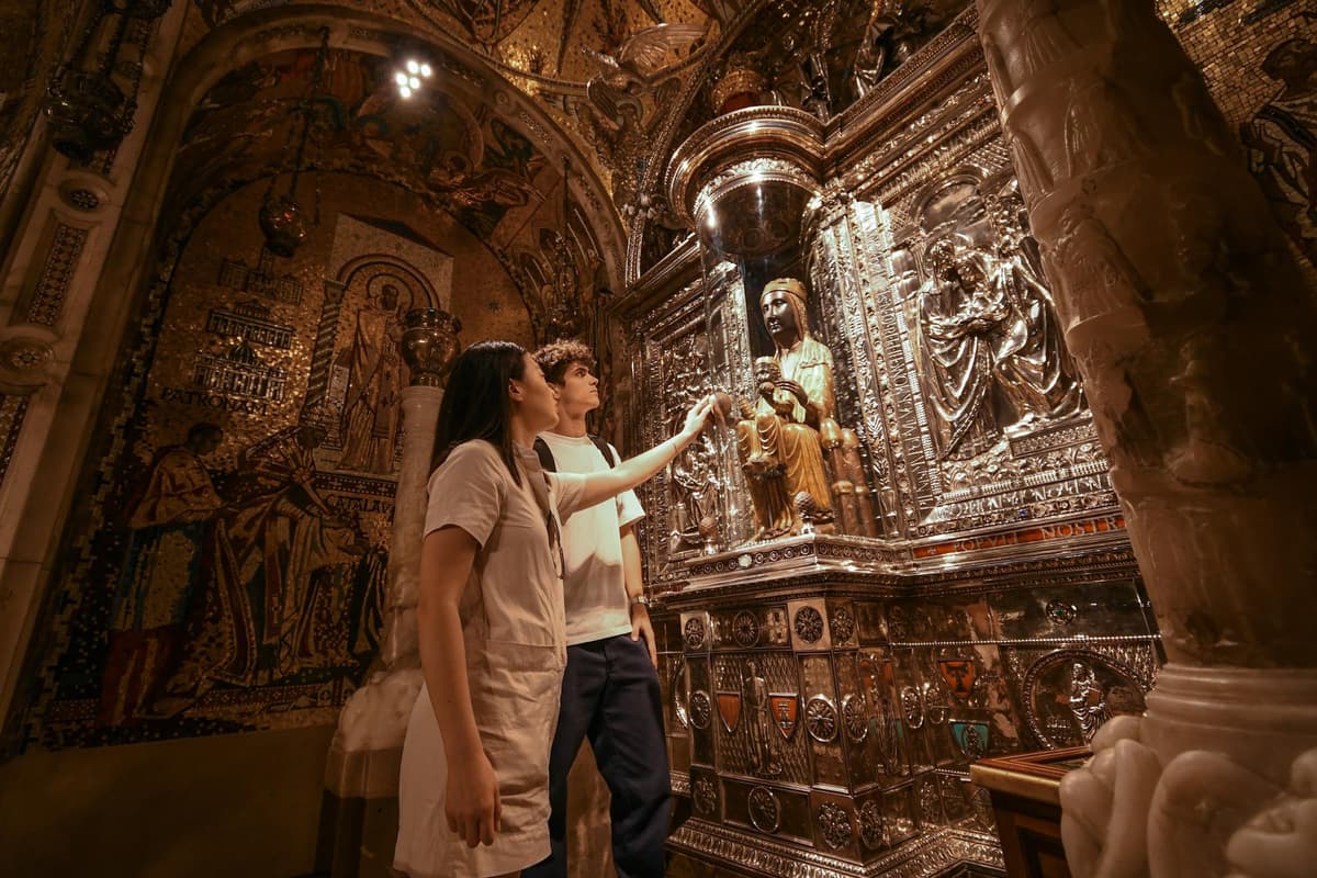 Montserrat: sacristía exclusiva y La Moreneta sin colas
