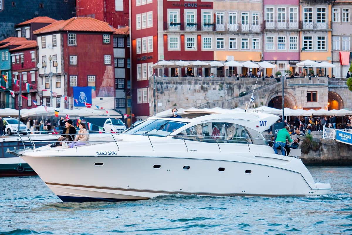 Porto: Boat tour with artisanal chocolate and port wine pairing