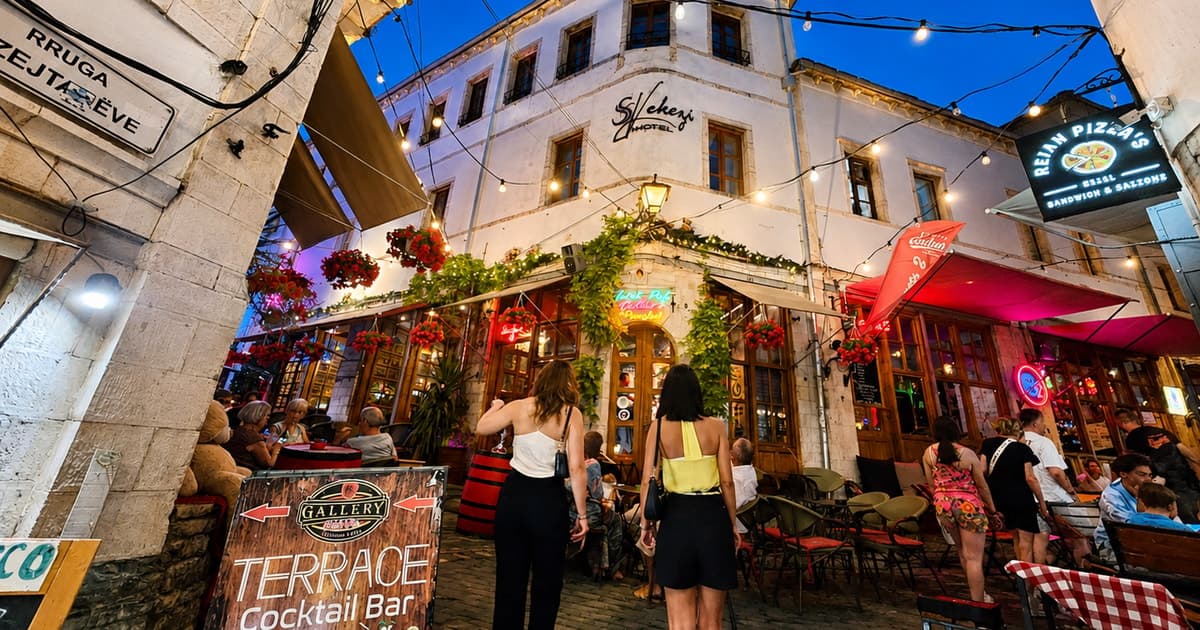 Desde Tirana/Durrës: excursión guiada de 1 día a Gjirokastër y el Ojo Azul
