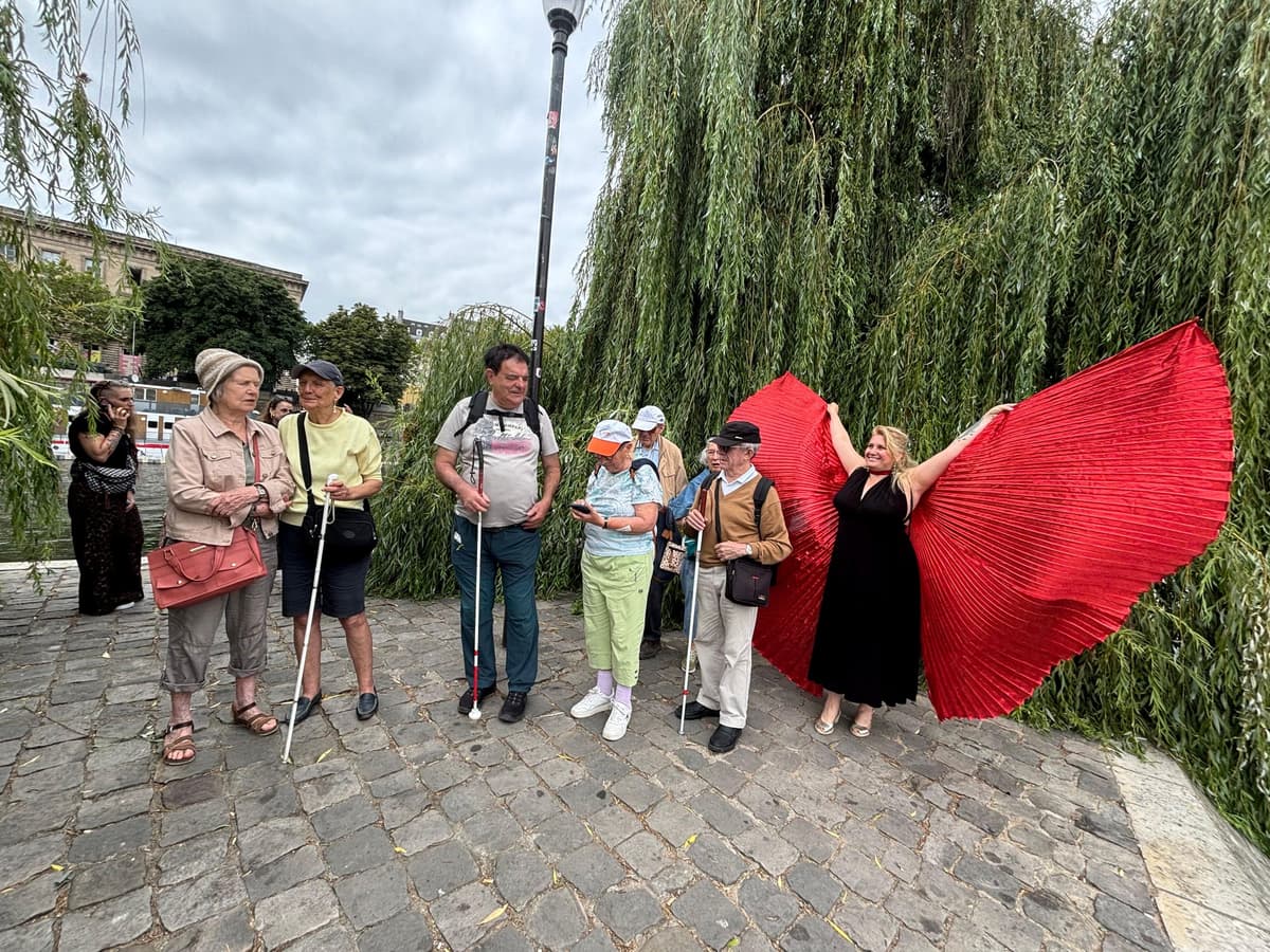 A singing tour in the cool air along the banks of the Seine, in the heart of historic Paris