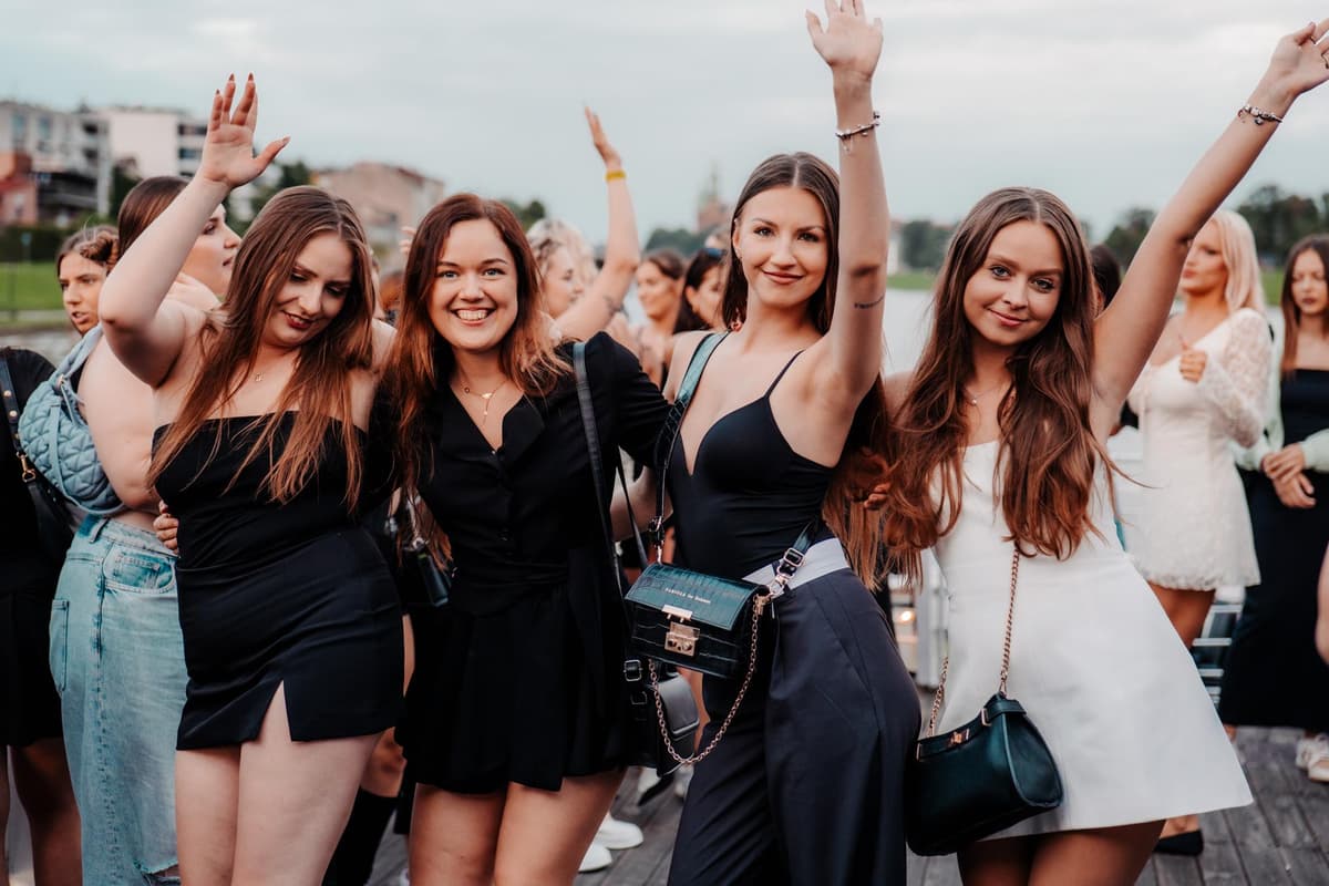 Fiesta en barco por Barcelona (viernes, sábado y domingo) con paquete nocturno
