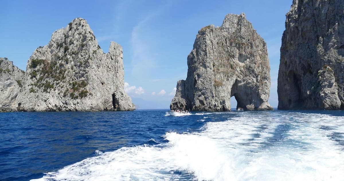 Sorrento y Capri: Excursión en lancha neumática con almuerzo y paradas para bañarse