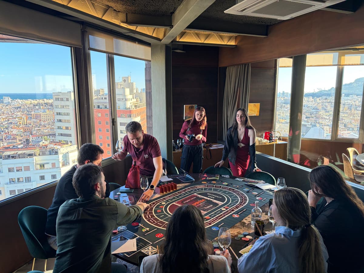 Barcelona: cata de vinos con juego de casino y vistas