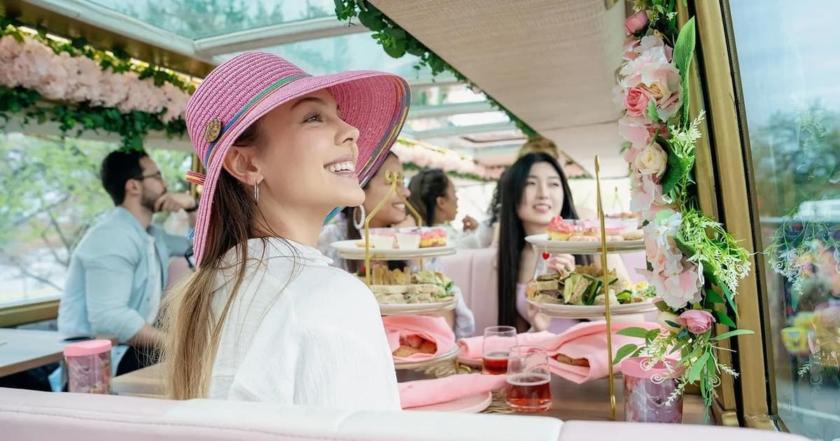 Miami: Double-Decker Bus Tea Tour with Snacks