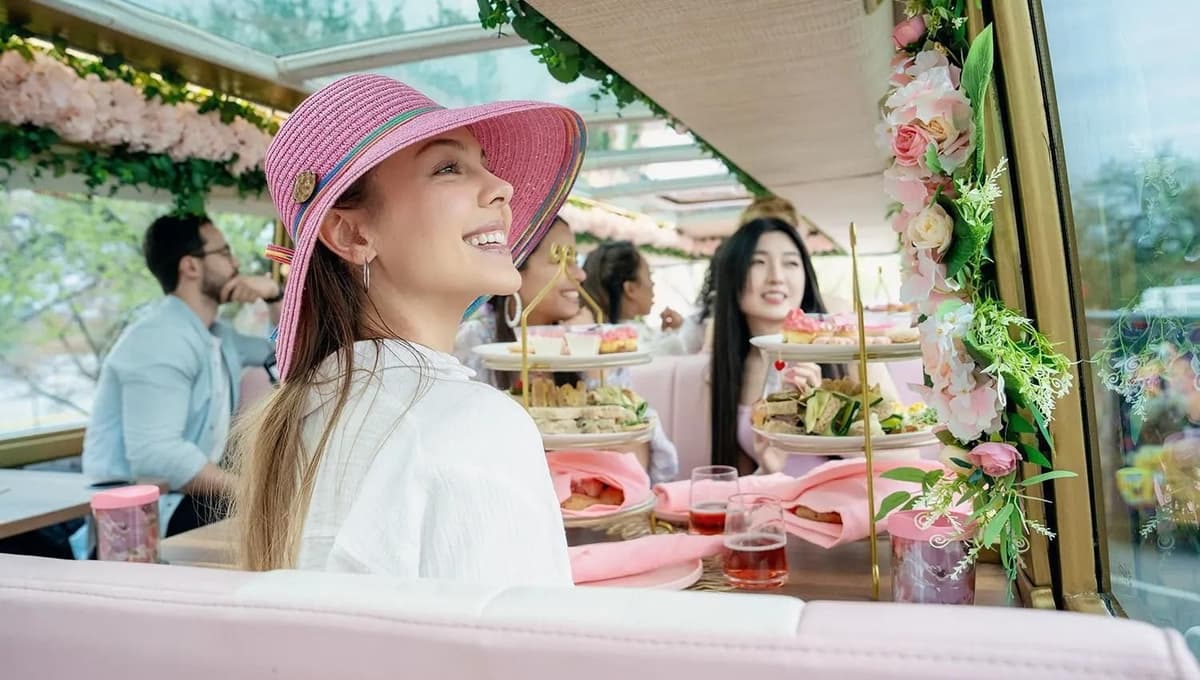 Miami: Double-Decker Bus Tea Tour with Snacks