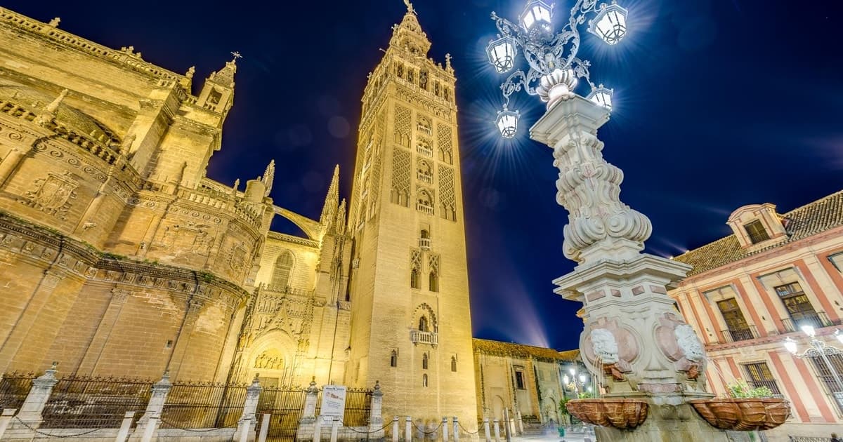 Visita nocturna a la catedral de Sevilla con espectáculo de luces