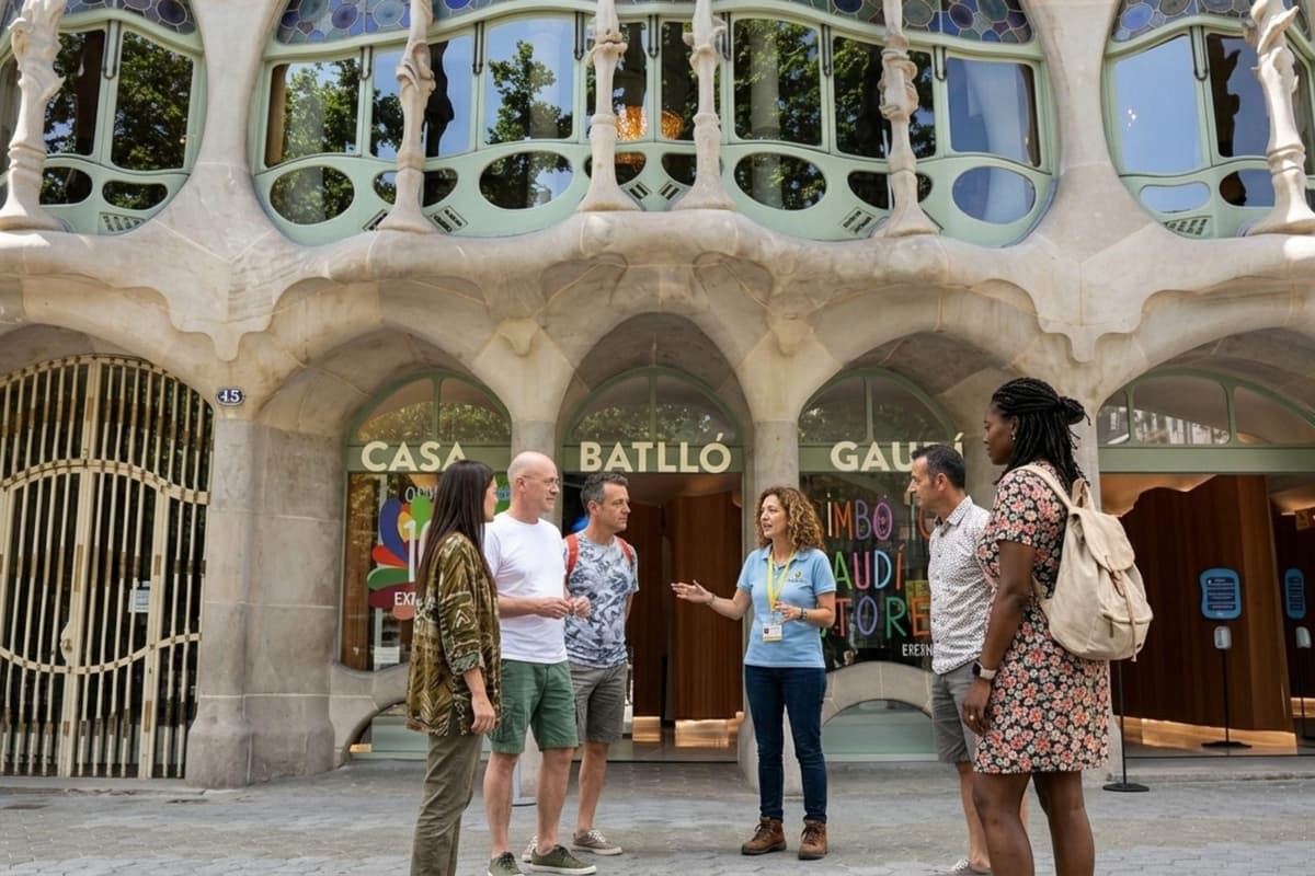 Barcelona: Gaudí & Modernism Tour with 24h Metro Travel Card
