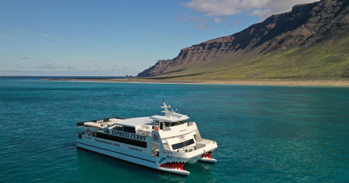Lanzarote: Ferry a La Graciosa con Wi-Fi (aparcamiento gratuito)