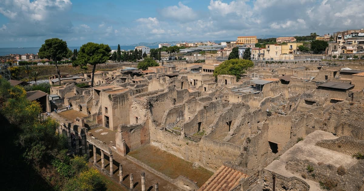 Herculaneum: Skip-Line, Smart Guide and Train from Naples