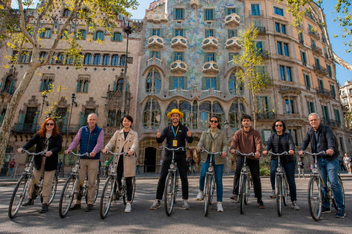 Barcelona: Top Highlights Bike Tour with Sagrada Familia