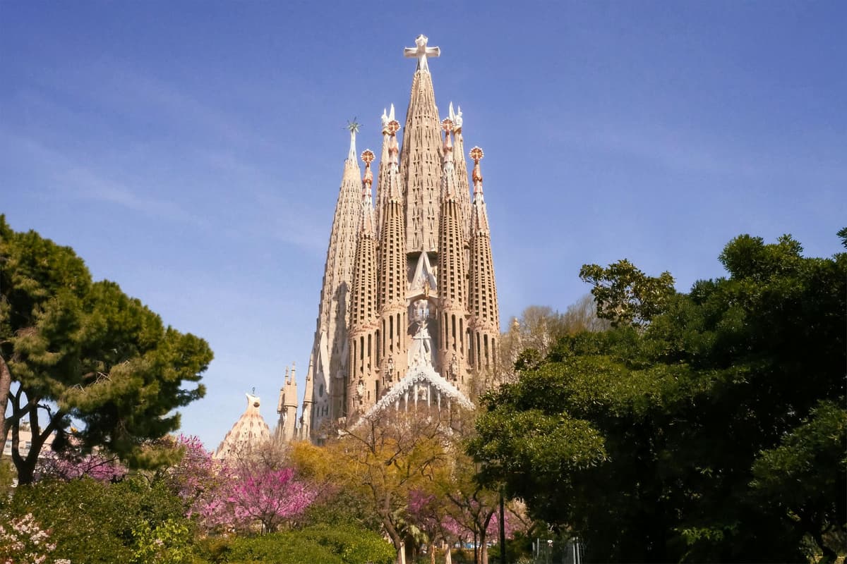 Sagrada Familia Exterior & Gothic Quarter Walking Tour