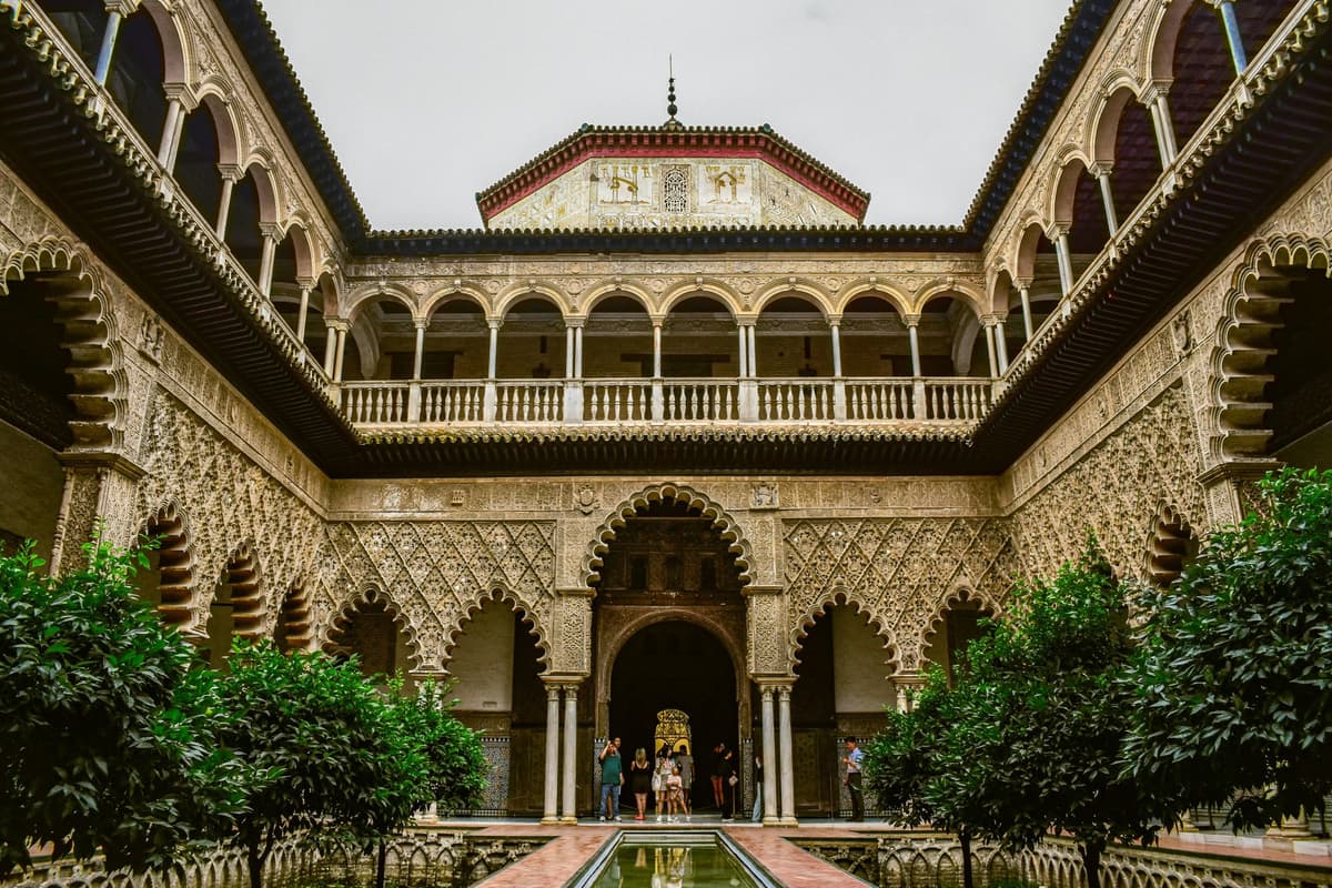 Seville: Royal Alcázar Guided Tour in Premium Group
