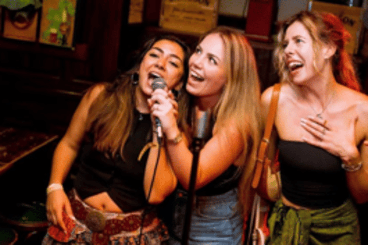Rome: Colosseum Viewpoint Pub Crawl with Pizza & Drinks