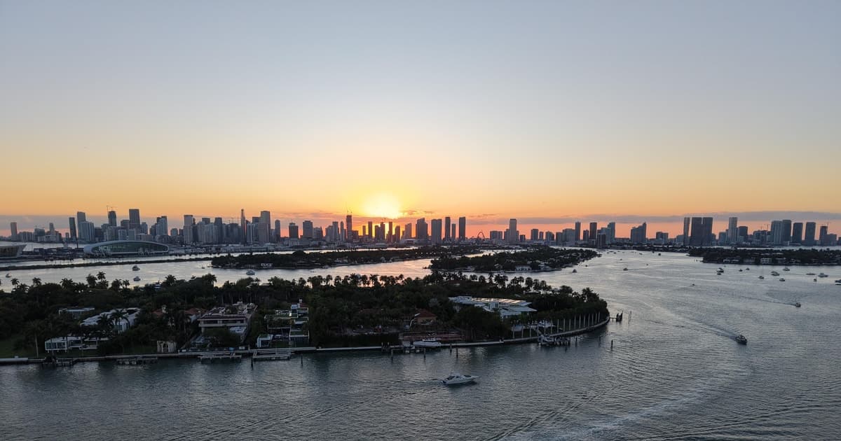 Miami Sunset Boat Tour: Celebrity Mansions & Skyline