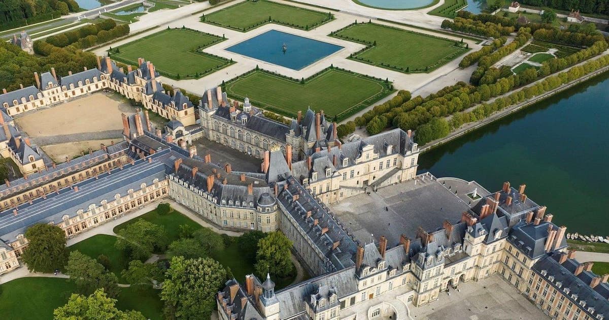From Paris Château de Fontainebleau and Gardens Guided Tour
