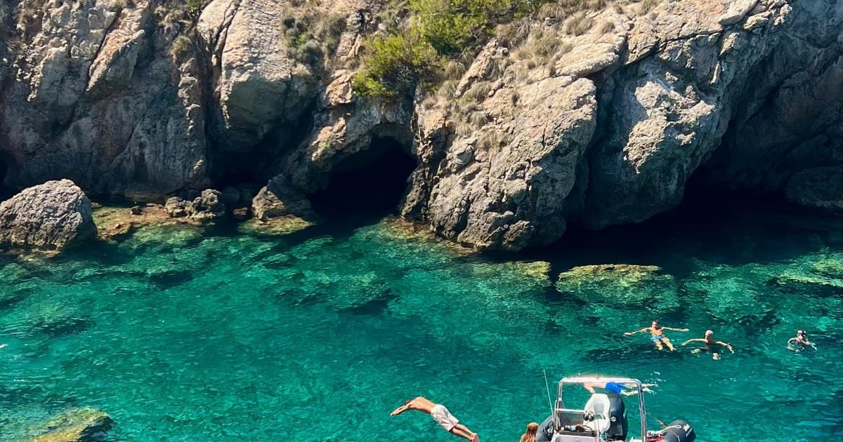Alcudia: tour en lancha motora con lugares de interés, cuevas marinas y esnórquel