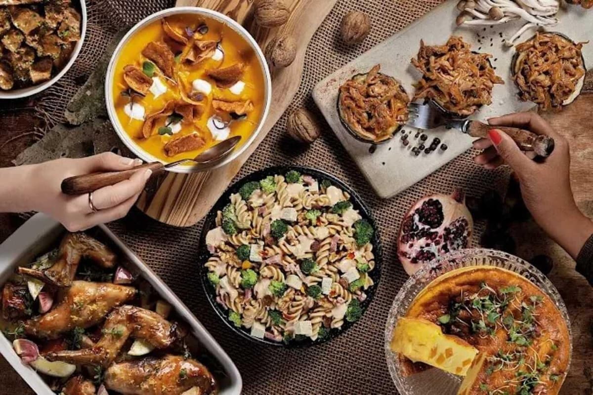 Barcelona: All-You-Can-Eat Mediterranean Buffet with Guided Mini Sightseeing Tour