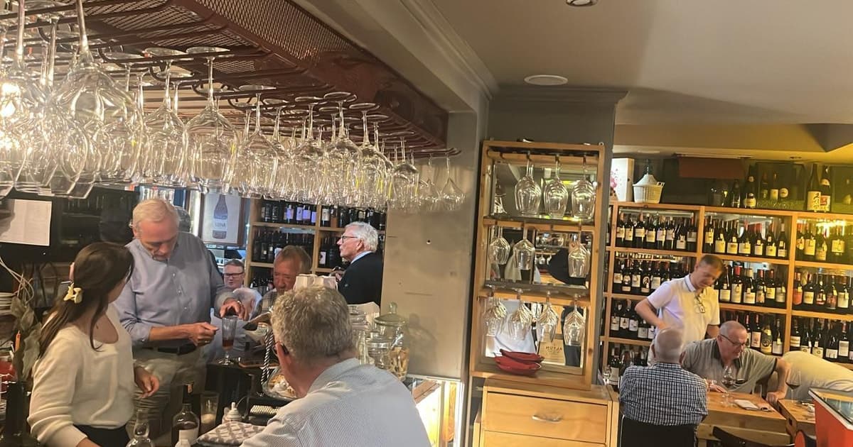 Tour a pie por Tirana y cata de vino con Albanian Odyssey