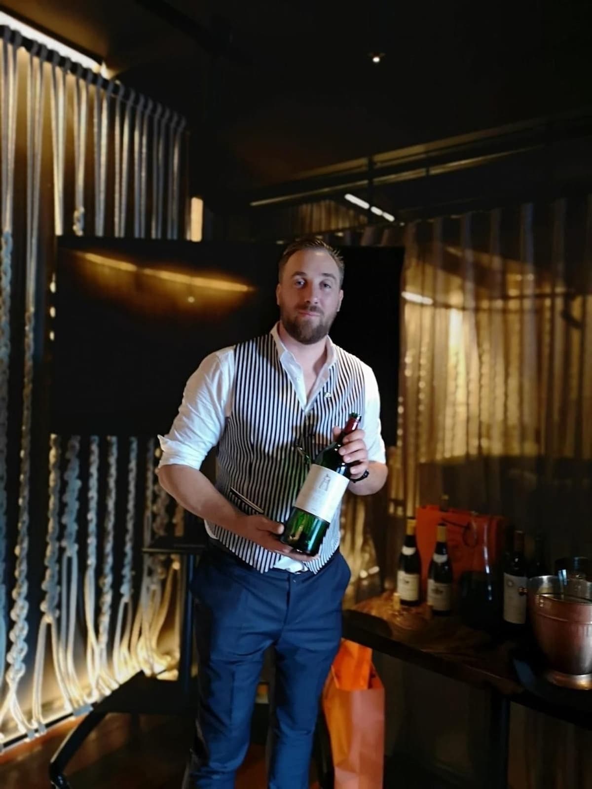 Paris: Wine Tasting Experience with 6 Wines and Cheese Board
